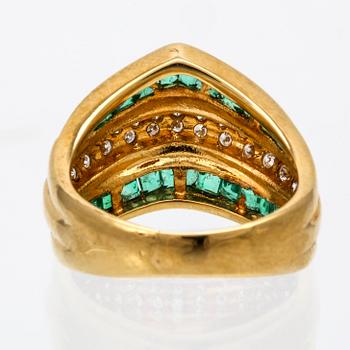 Ring 18k gold emeralds and brilliant-cut diamonds approx 0,30 ct in total.