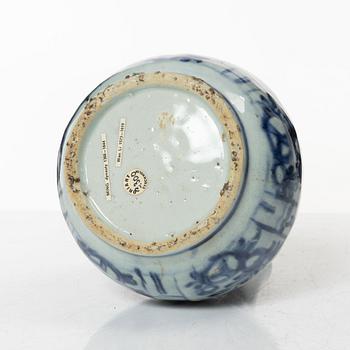 A blue and white kraak bottle, Ming dynasty, Wanli (1572-1620).