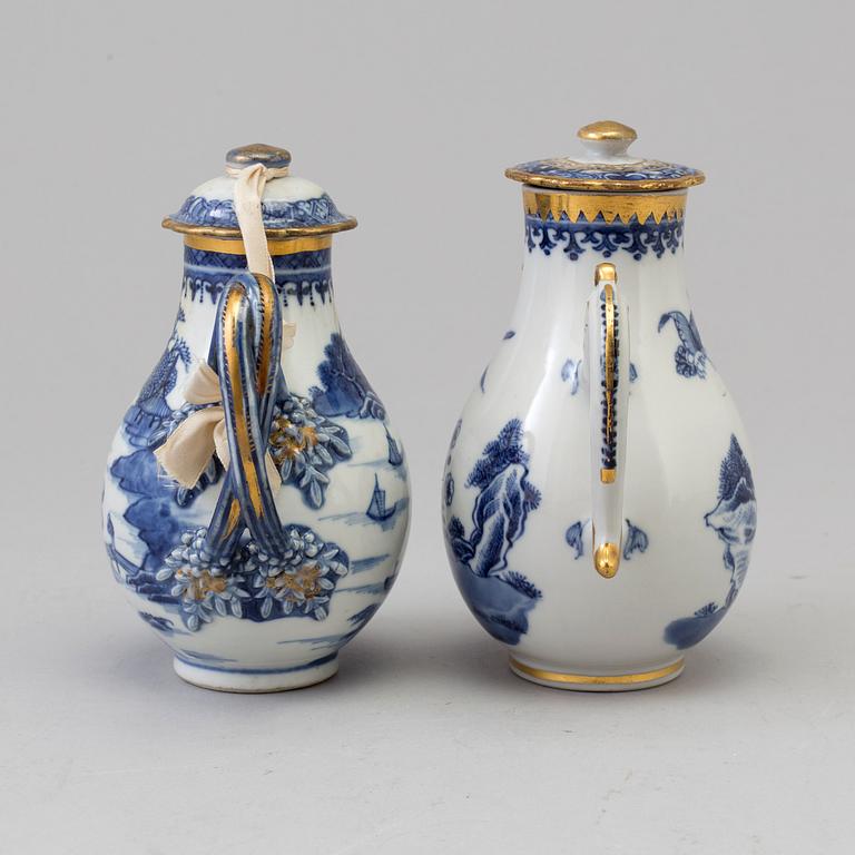 KANNOR med LOCK, två stycken, kompaniporslin. Qing dynastin, Qianlong (1736-95).