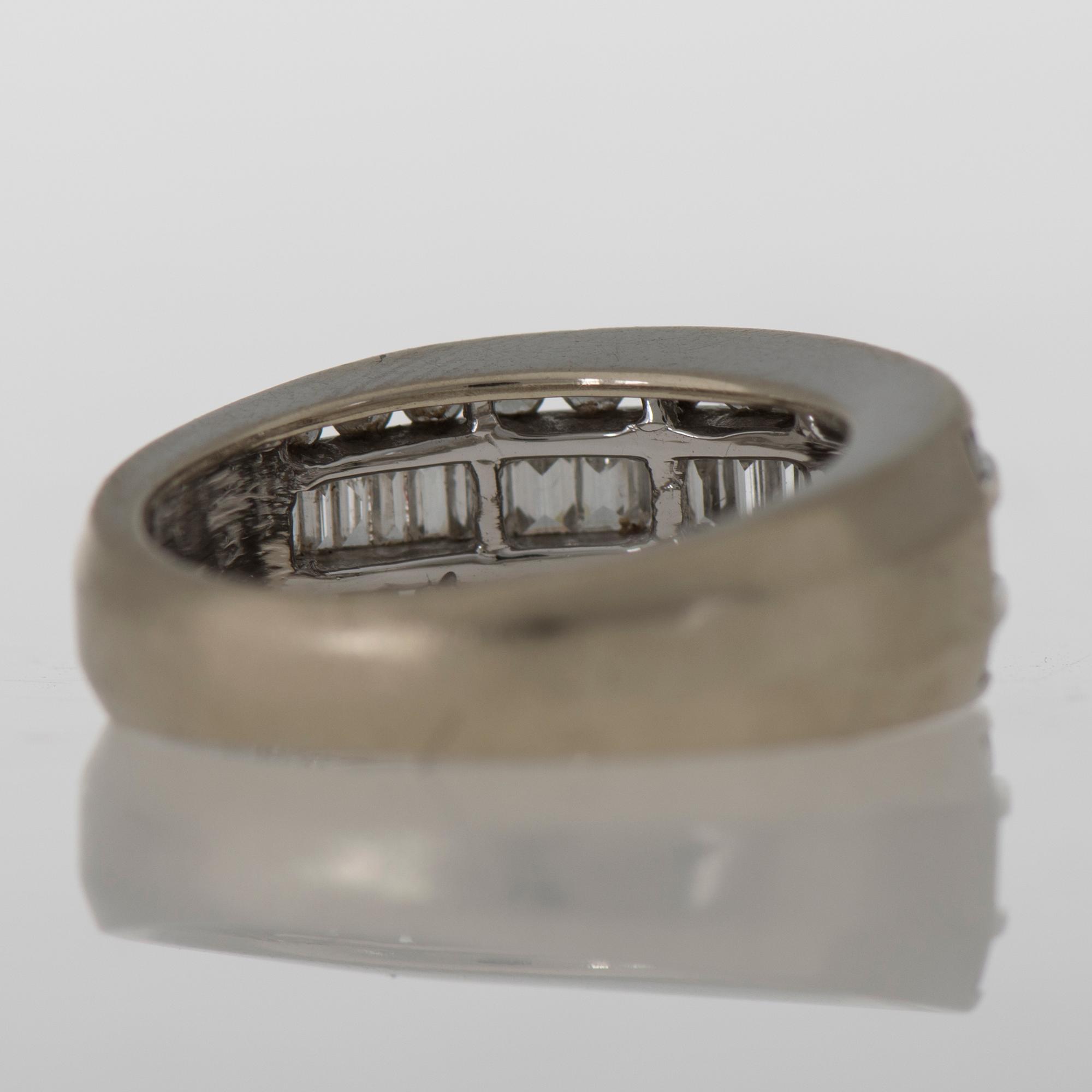RING, baguette- och briljantslipade diamanter, 14K vitguld.