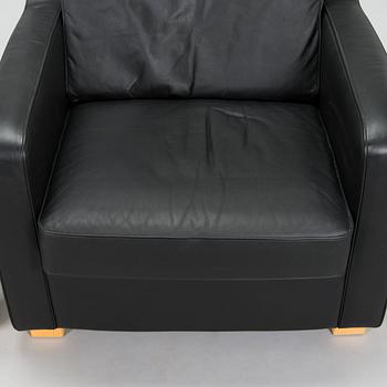 Ben af Schultén, fåtölj, nr 595, och ottoman, nr 596,  Artek, Finland. Modellen formgiven 1996.