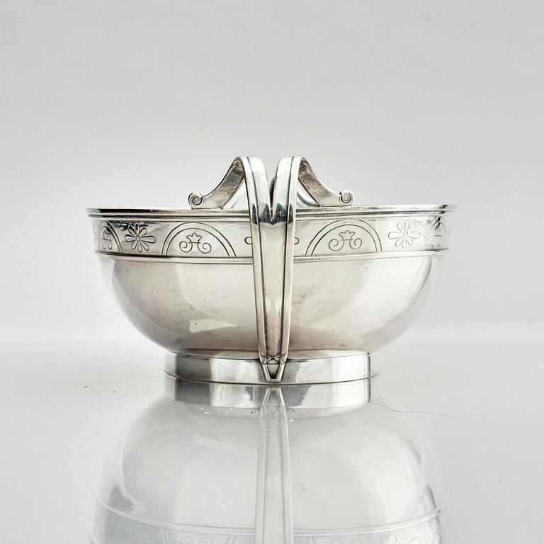 W.A. Bolin, oval skål med hänklar, silver. Stockholm 1931.