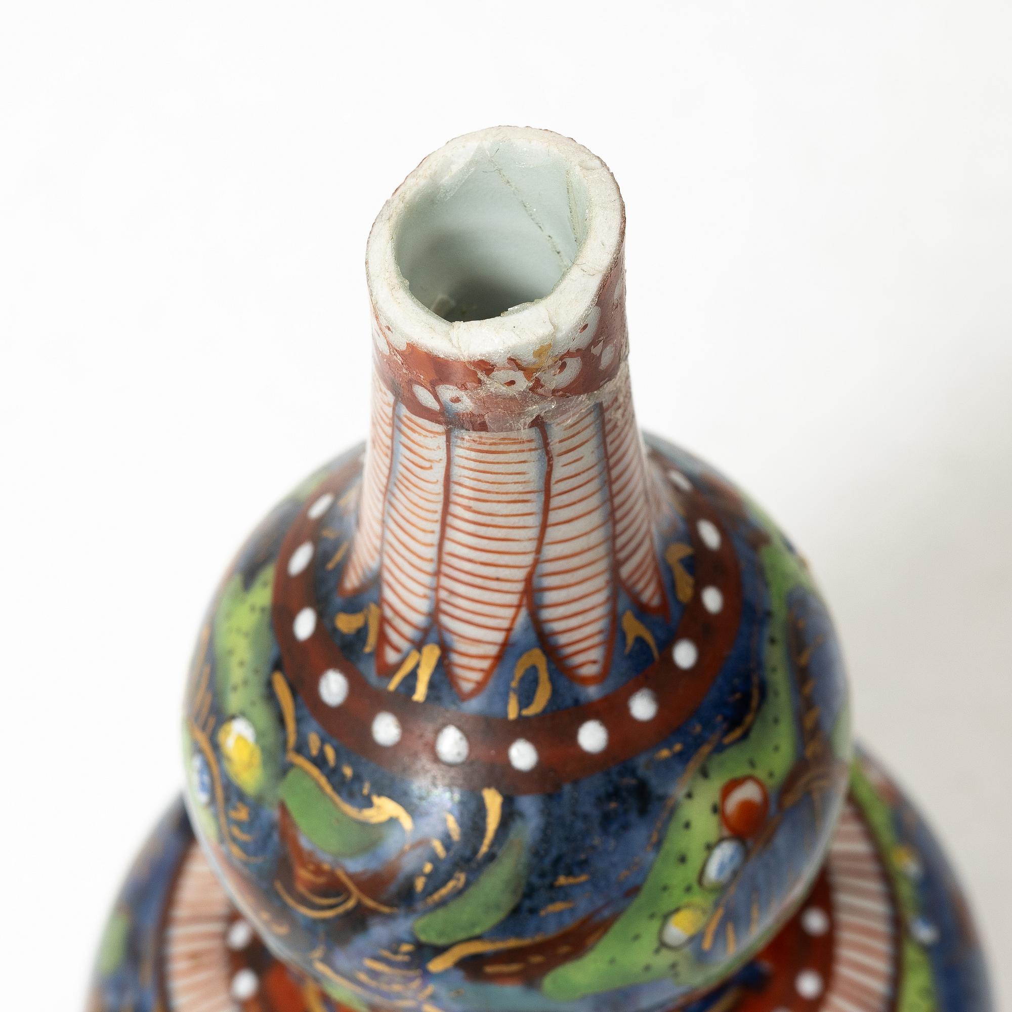 Six clobbered porcelain vases, China, Qingdynasty, 18th century.