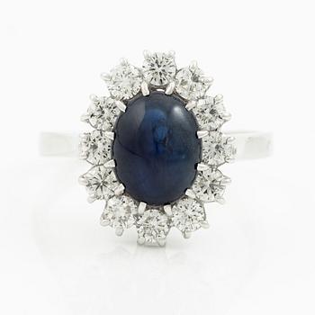 Ring in 18K white gold with a cabochon-cut sapphire and brilliant-cut diamonds.