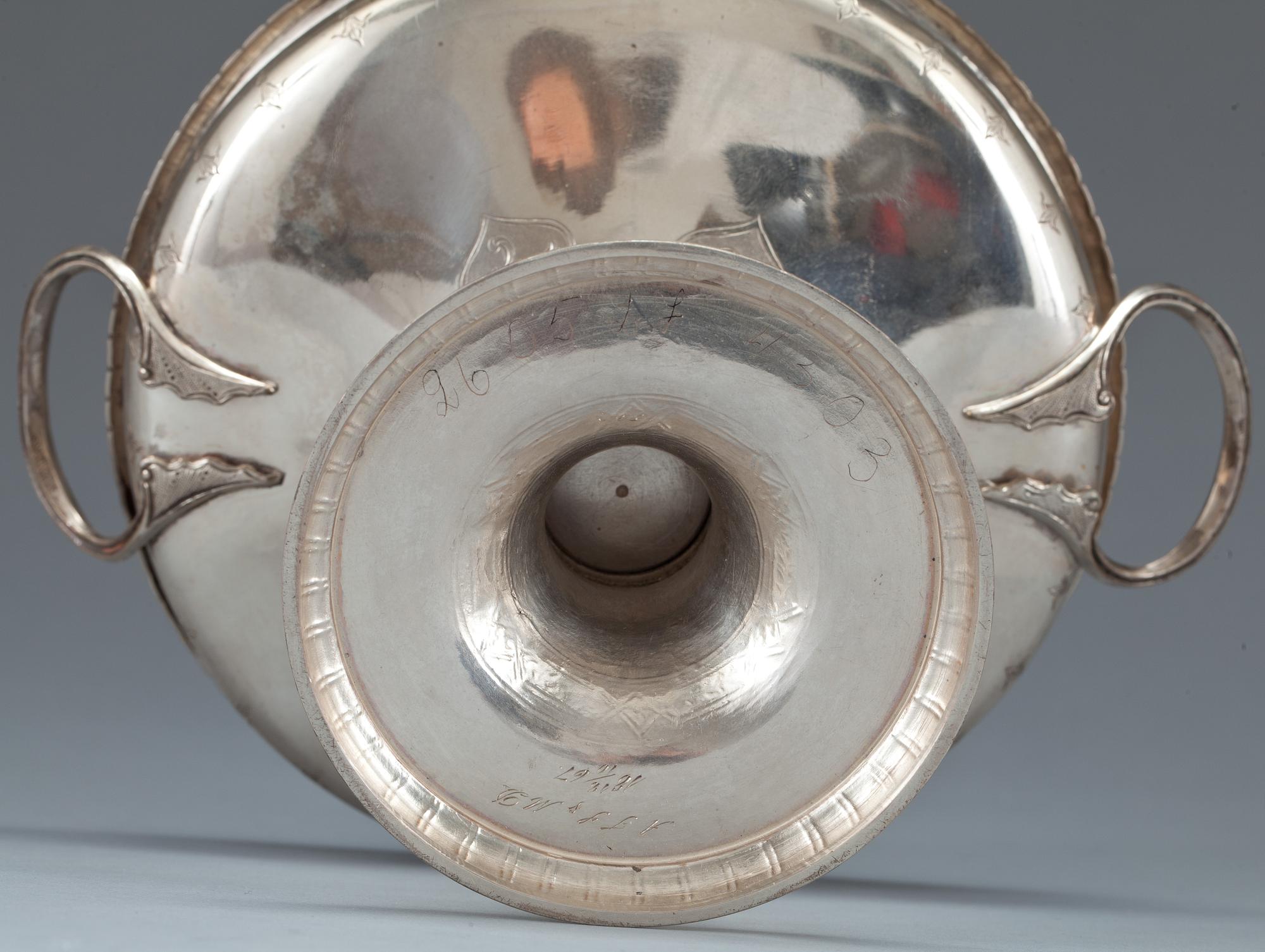 SKÅL på FOT, silver, ej stämplad, 1800-talets andra hälft. Vikt ca 440 g.