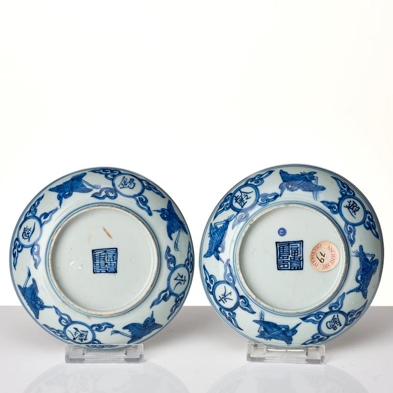 Skålfat, ett par, porslin. Transition, Tianqi/Chongzhen, 1600-tal.
