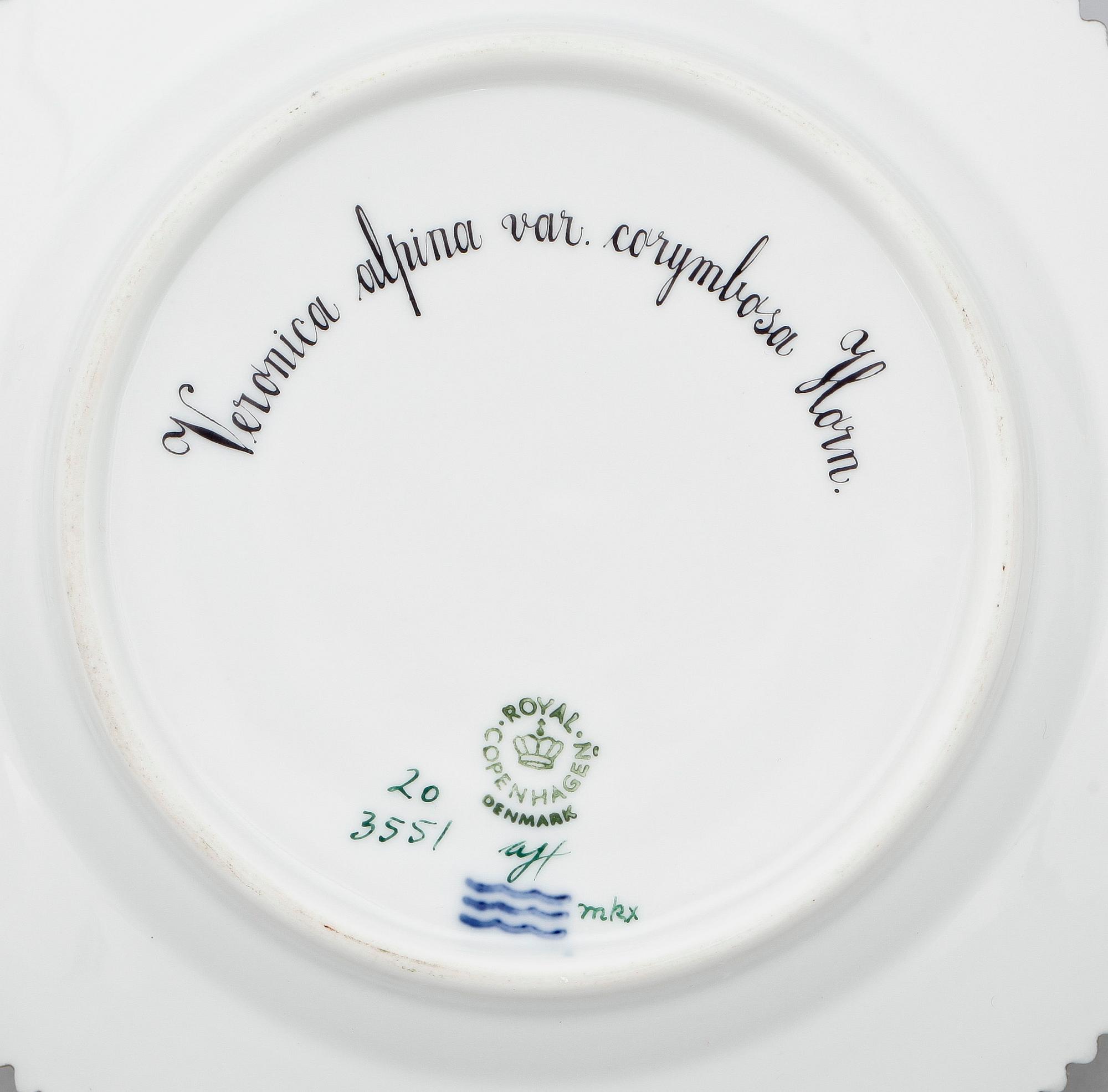 ASSIETTER, 7st, porslin. "Flora Danica", Royal Copenhagen, Danmark.