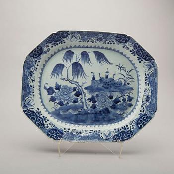 A Chinese Qianlong blue and white porselain plate.