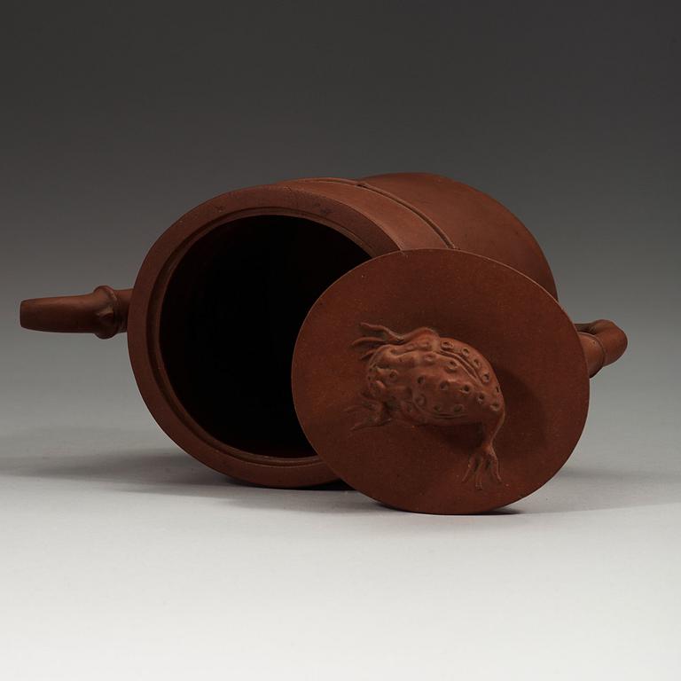 A Yixing teapot with cover, late Qing dynasty (1644-1912).