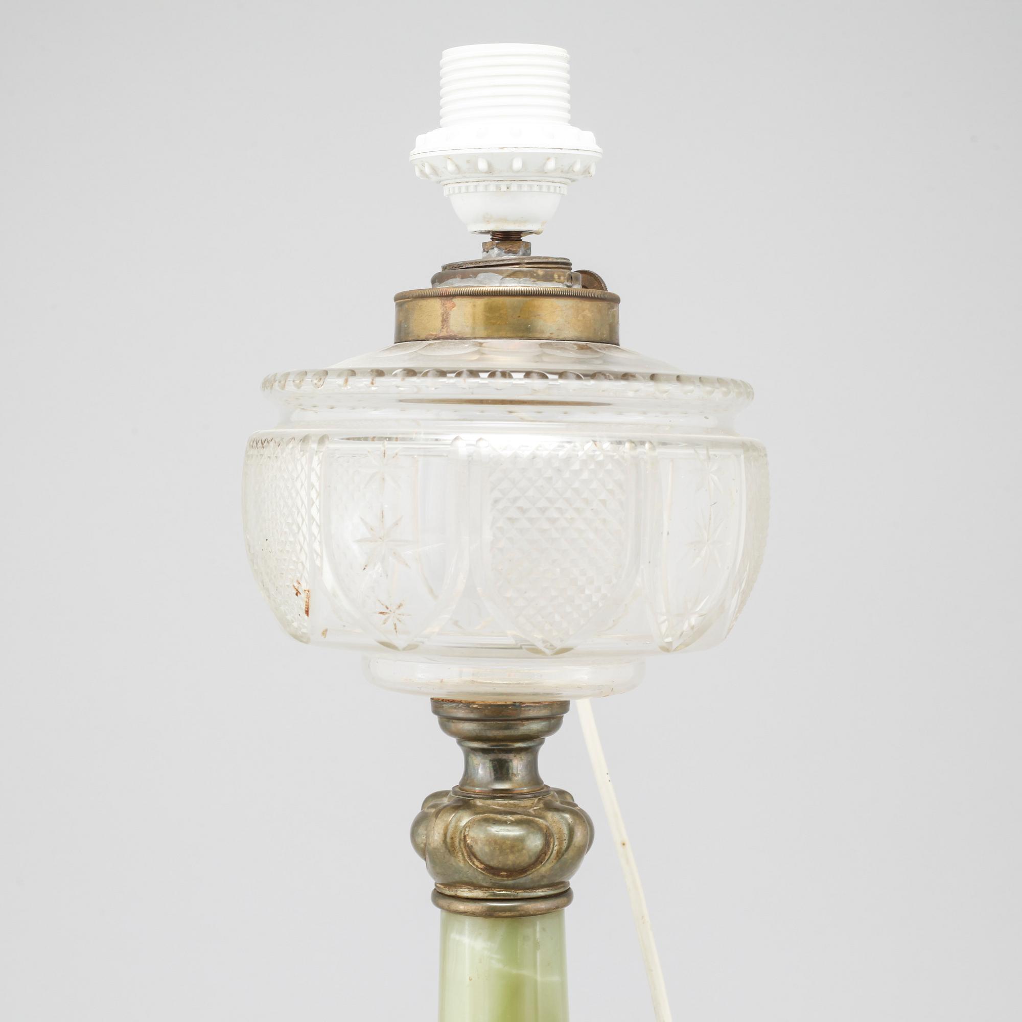 An early 20th century tablelamp.