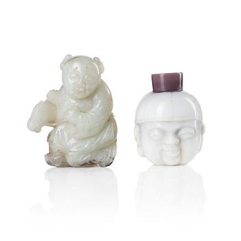 1009. A carved Chinese snuff bottle and a nephrite sculpture, late Qing/20th Century.