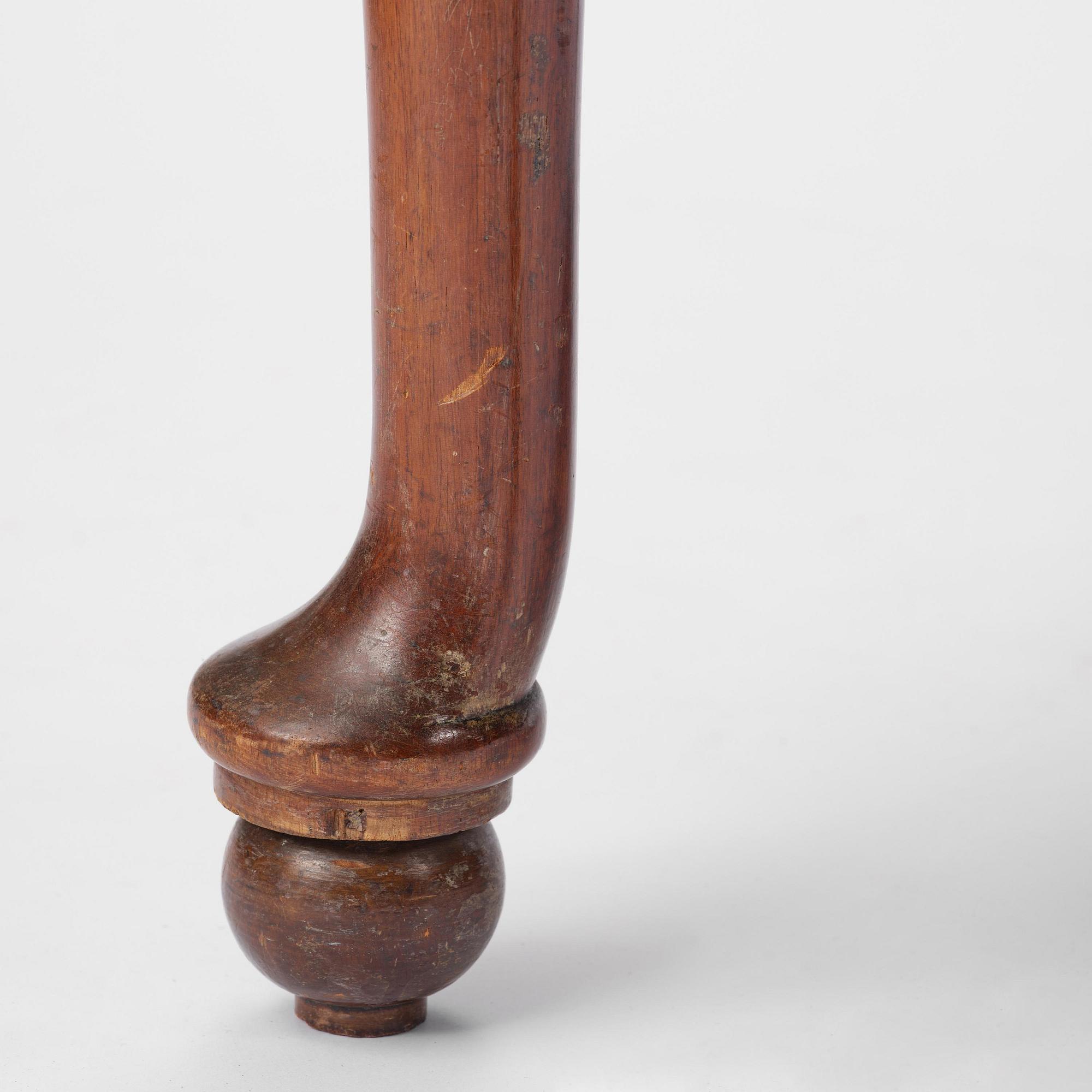 A George III mahogany gateleg table, late 18th century.