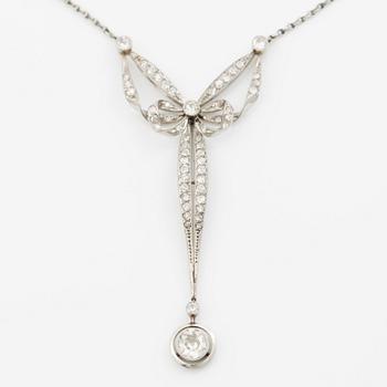 Platinum necklace with old-cut diamonds, circa 1900.