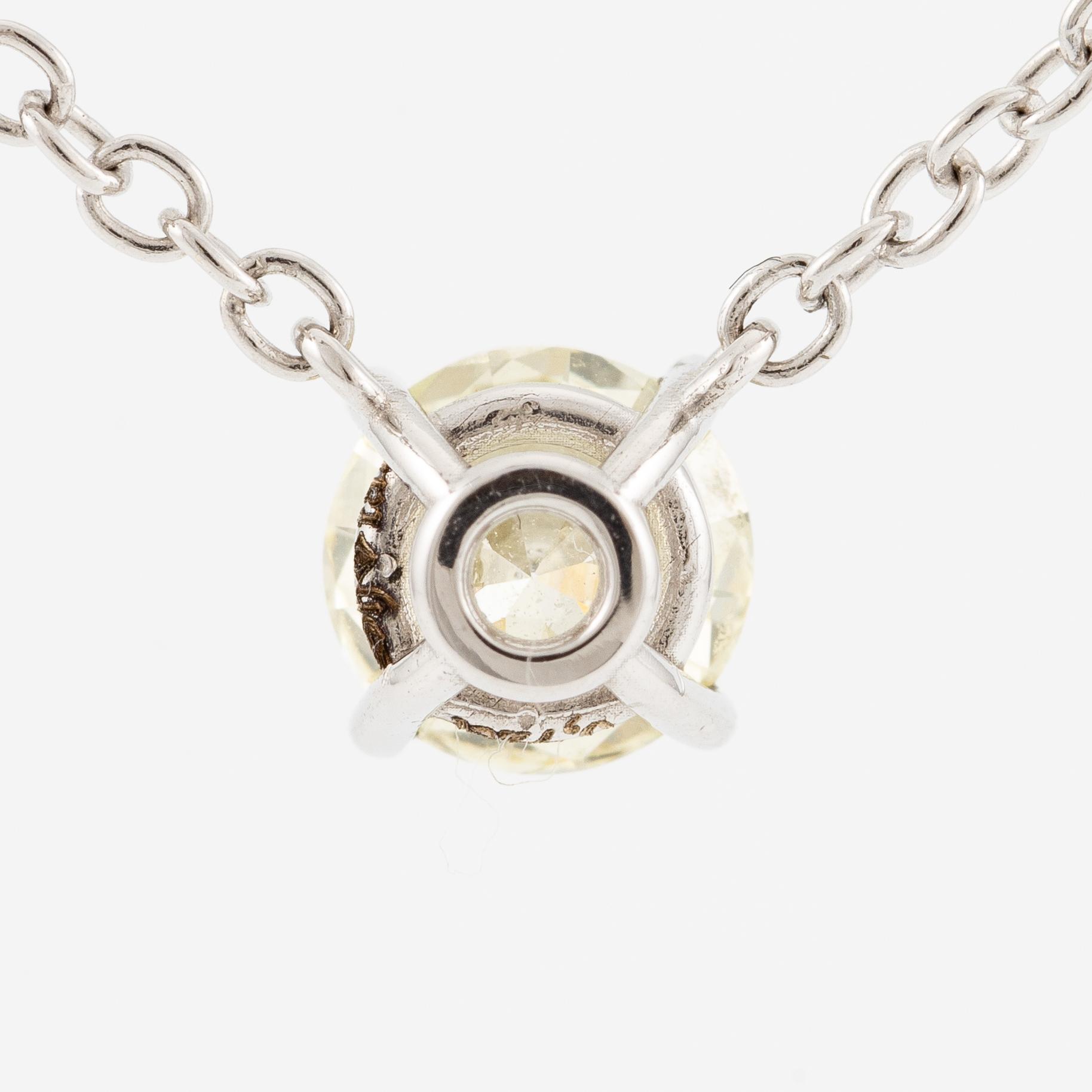 Collier 18K vitguld med briljantslipad diamant.