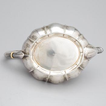 TÉKANNA samt SOCKERSKÅL, silver bl.a. 1800-tal. Vikt ca 1308g.