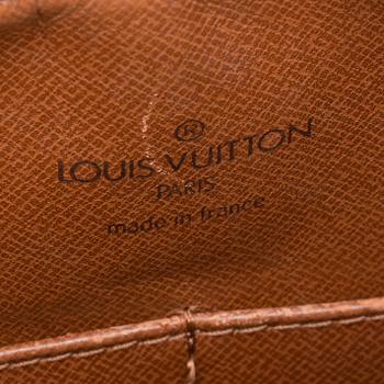 NECESSÄR, Louis Vuitton.