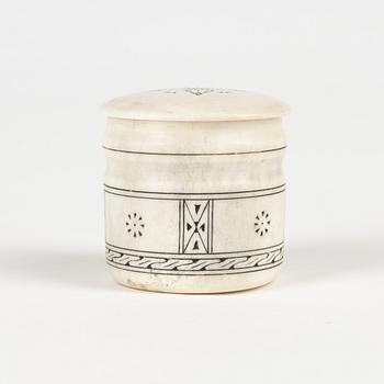 A small horn box with lid by Thomas Marainen, signed.