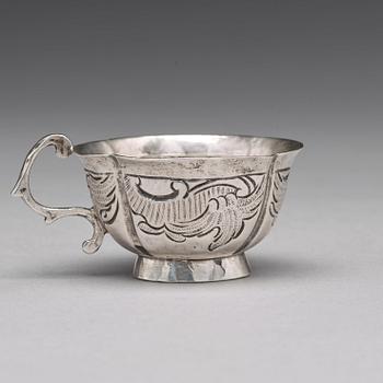 A Russian silver vodka cup, makers mark Fyedor Tichonov Kryskev, Moscow 1770´s.