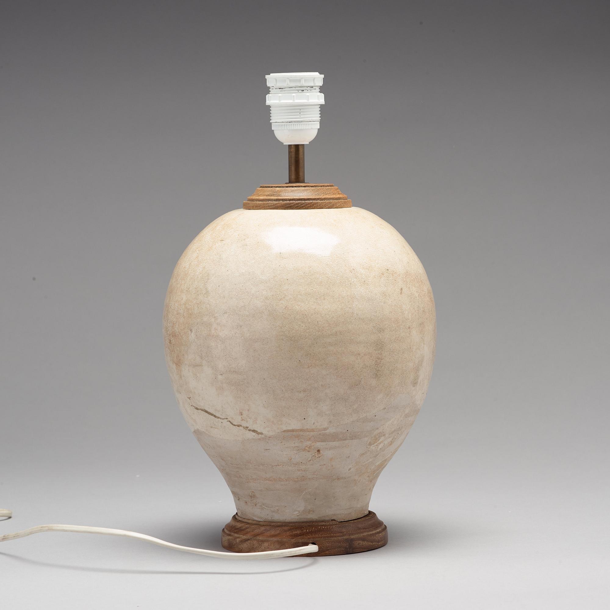 VAS, monterad som lampa. Kina, 1600-tal, eller äldre.