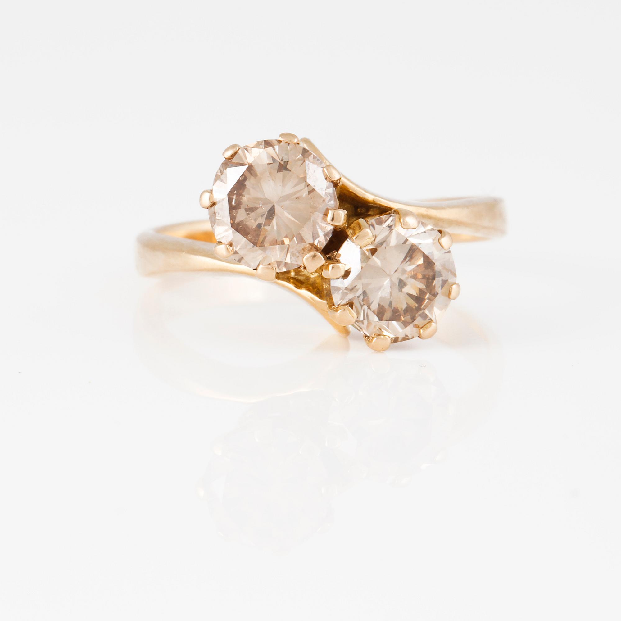 RING, 18K guld med bruna briljantslipade diamanter ca 2.00 ct. Vikt 4,8 gram.