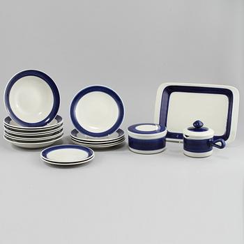 SERVISDELAR, 18 st, porslin, "Koka Blå", Hertha Bengtsson, Rörstrand, 1956-1988.