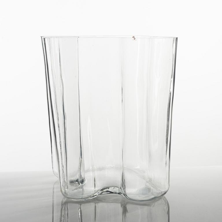 Alvar Aalto, a model 3031 glass vase, Iittala, Finland, signerad.