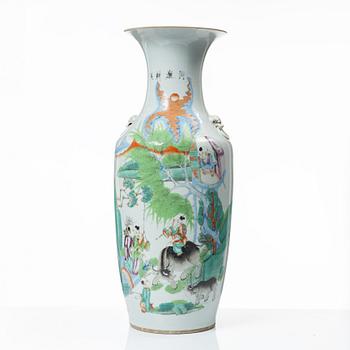 A Chinese porcelain vase, 20th century.