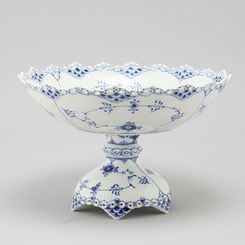 A porcelian bowl on foot, model "1022", Musselmalet, Royal Copenhagen.