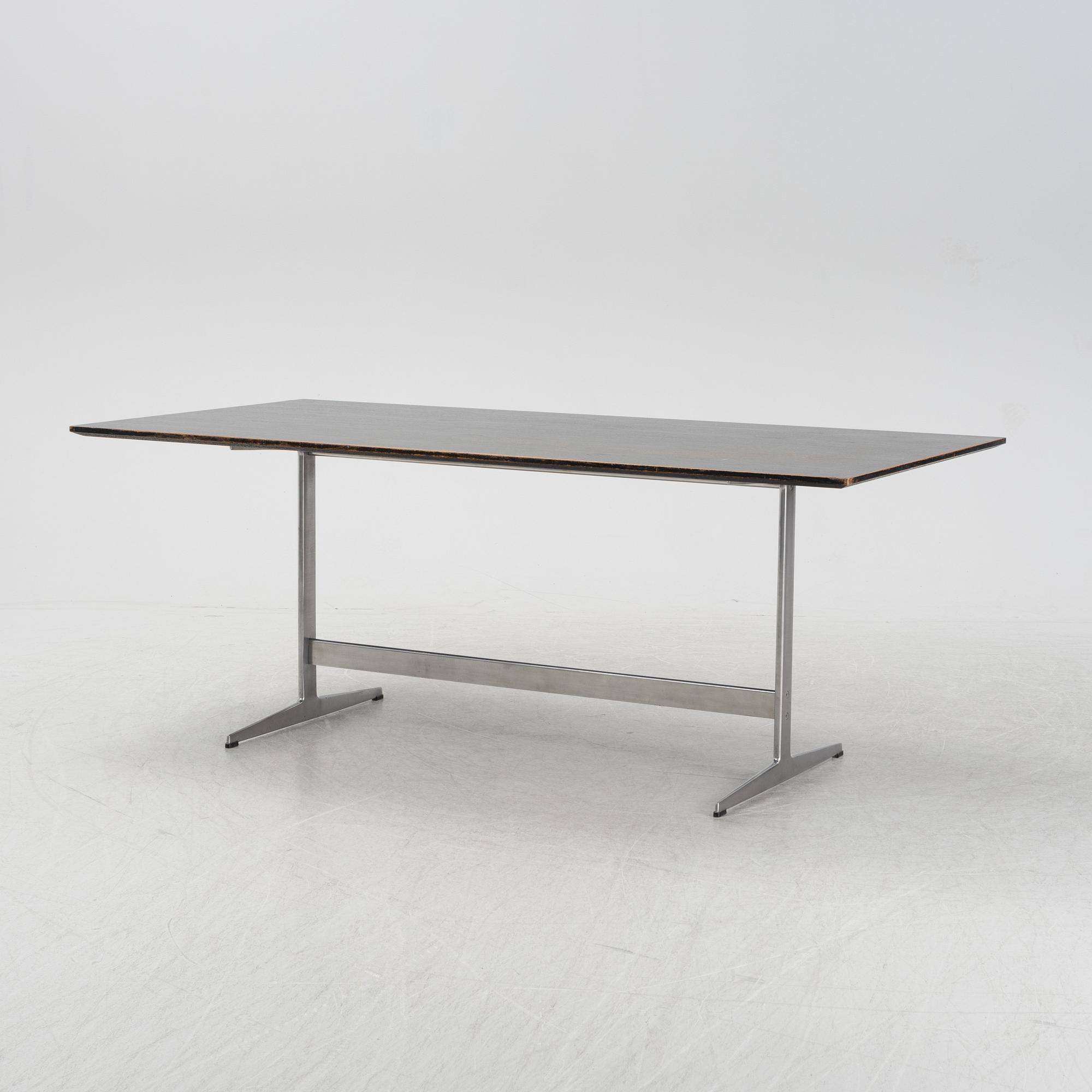 A Shaker table by Arne Jacobsen for Fritz Hansen, dated 1980.