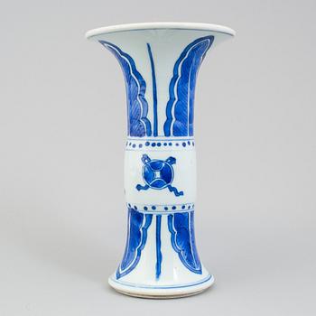 A chinese blue and white porcelain trumpet vase. Qing dynasty, Kangxi (1664-1722).