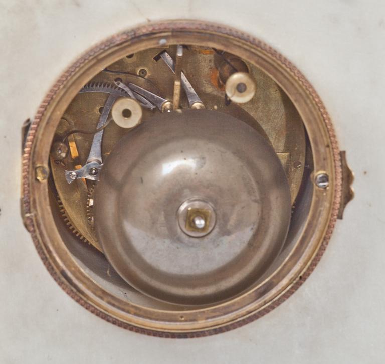 BORDSPENDYL, 1800-tal. Märkt Courvoisier Comp.