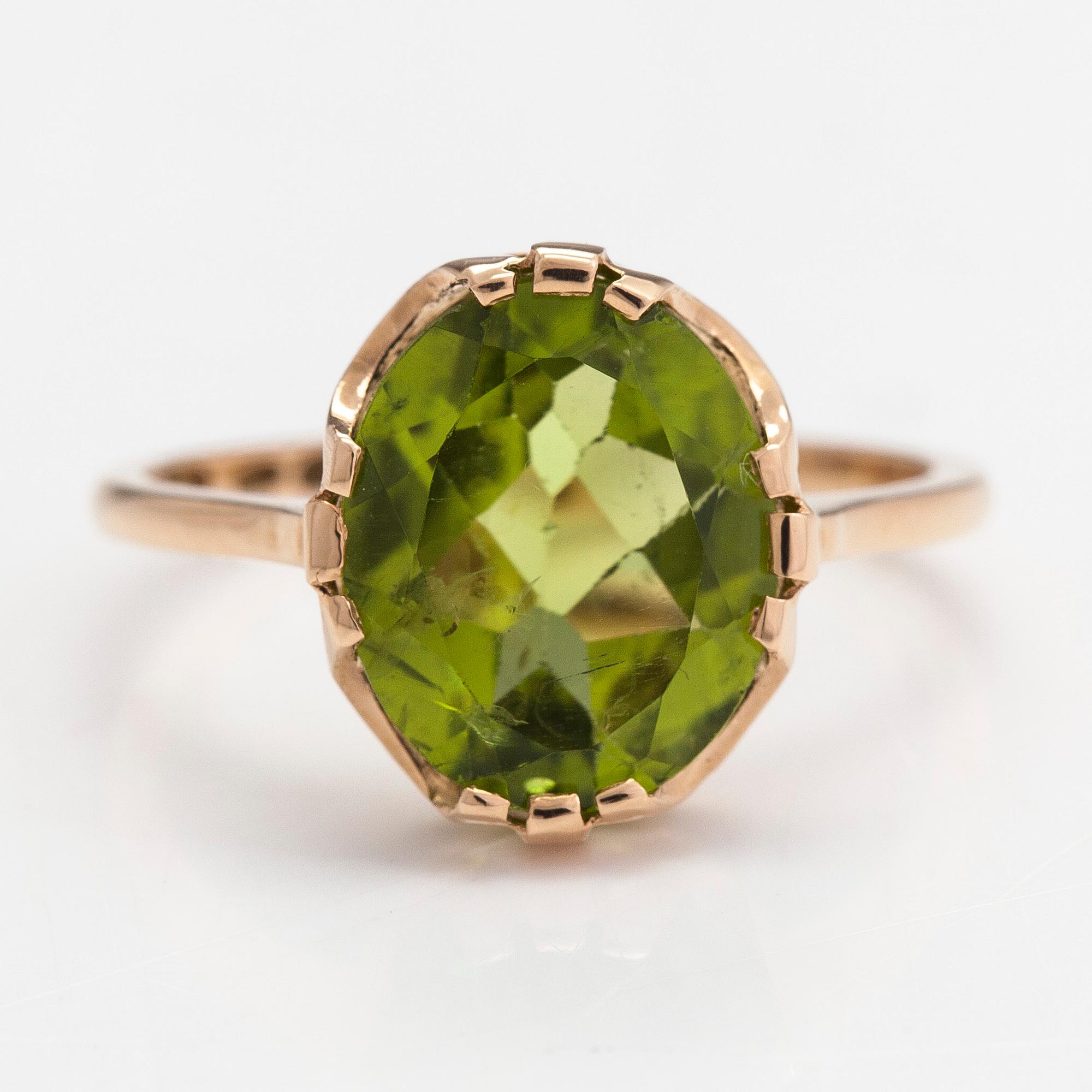 Ring, 18K guld och peridot, Oskar Lindroos, Helsingfors 1932.