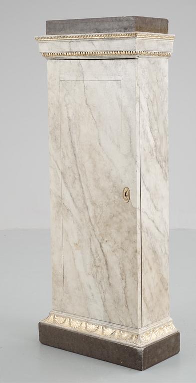 SKÅP. Sengustavianskt, omkring år 1800.