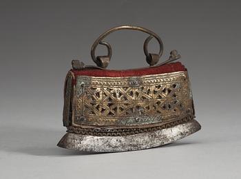 ELDSTÅL med REDSKAP, metall samt textil. Qing dynastin.
