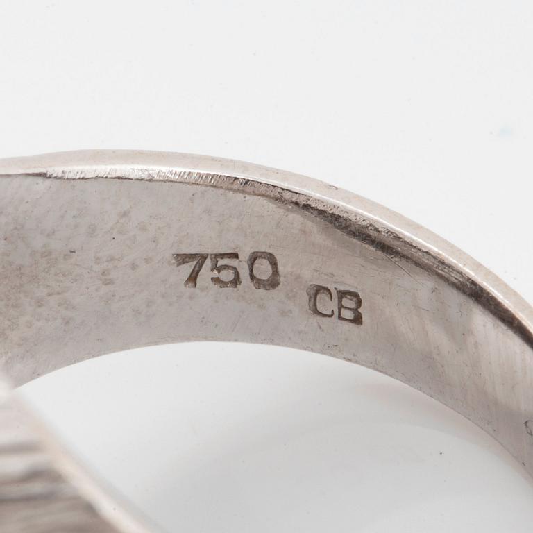 Bucherer ring 18K vitguld med runda briljantslipade diamanter total vikt ca 1.50 ct.