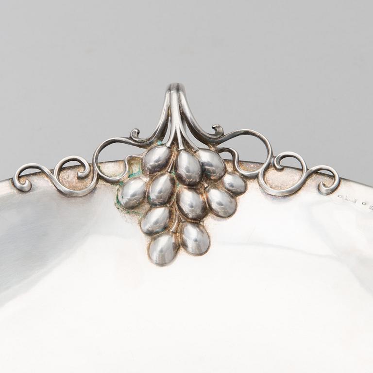 A silver serving dish with French "Swan" hallmark and Finnish control marks, 1937. Weight circa 1020 g.