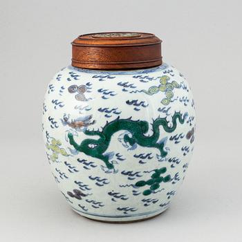 A phenix and dragon jar, Qing dynasty, 18th Century.