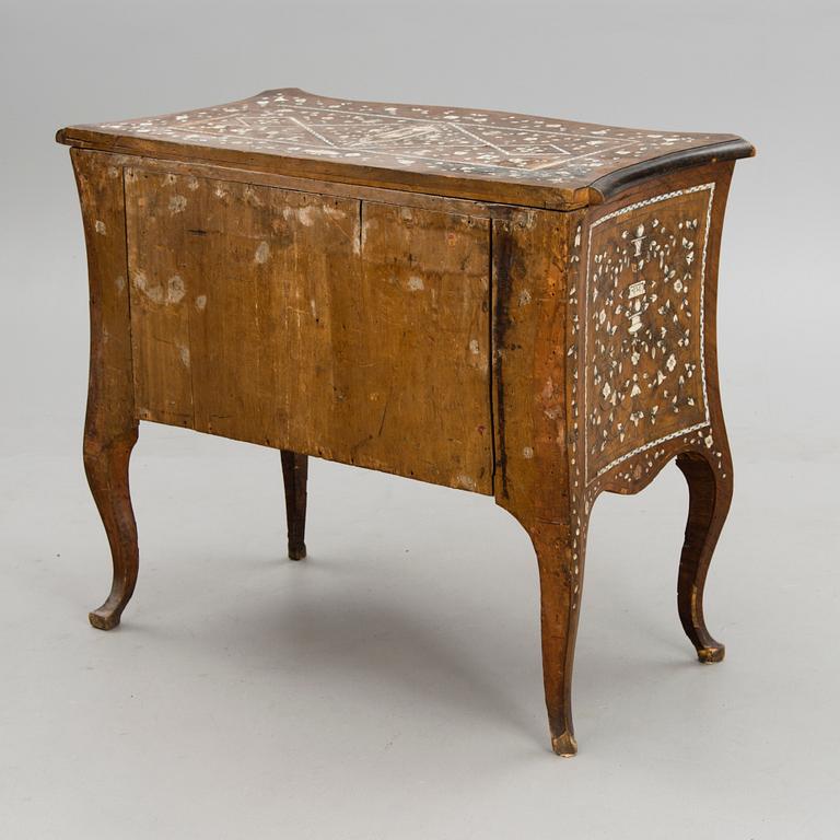 AN ITALIAN CHEST OF DRAWERS, Rococo, Italy, second half of 18th Century.