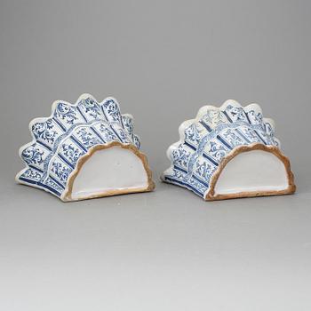 VÄGGVASER, ett par, fajans. Sannolikt Delft, Holland. Troligen 1800-tal.