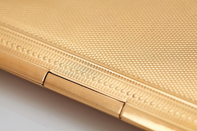 A Mappin & Webb 18K gold cigarette case.