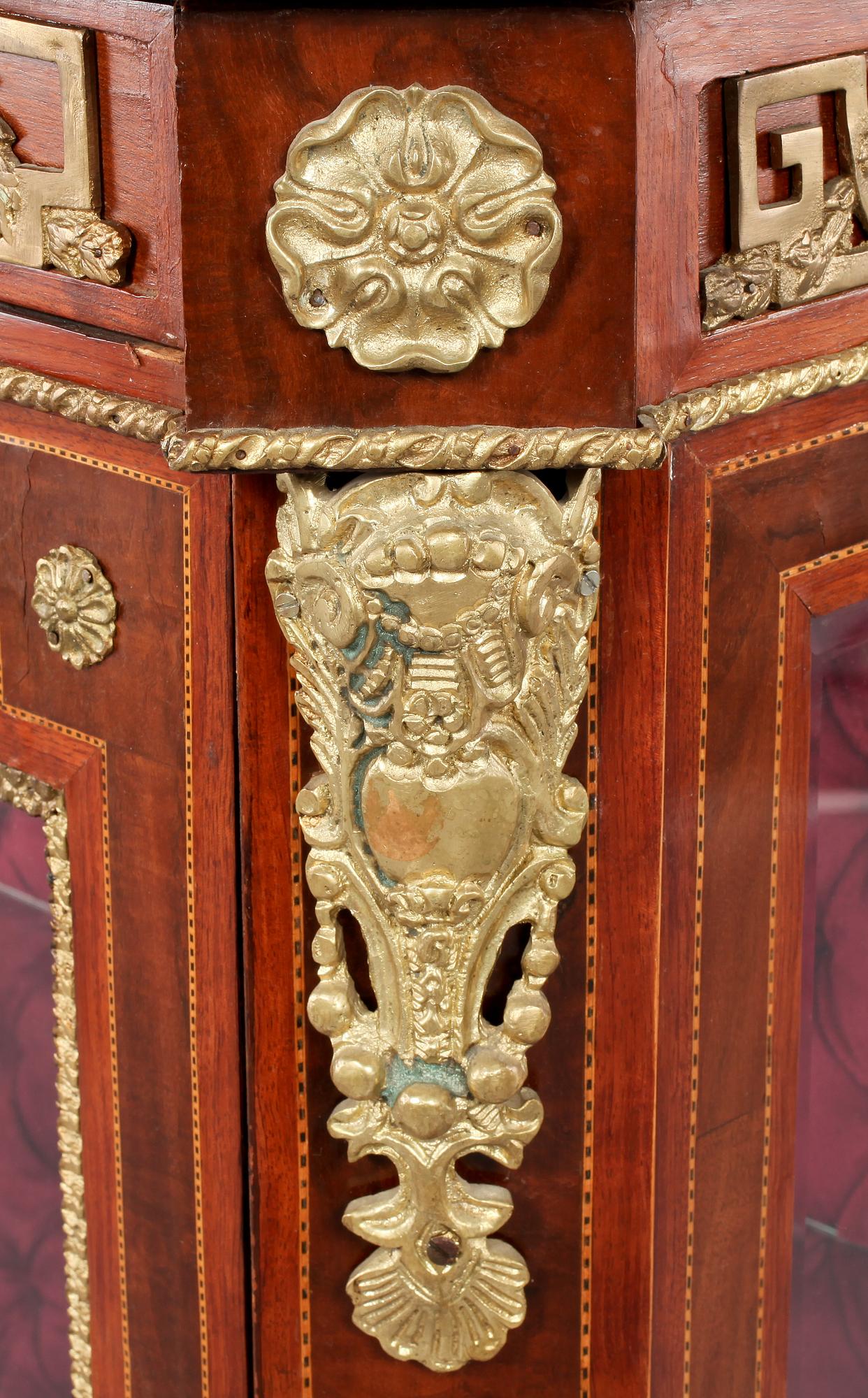 VITRINSKÅP, Louis XVI-stil, 1900-talets första hälft.