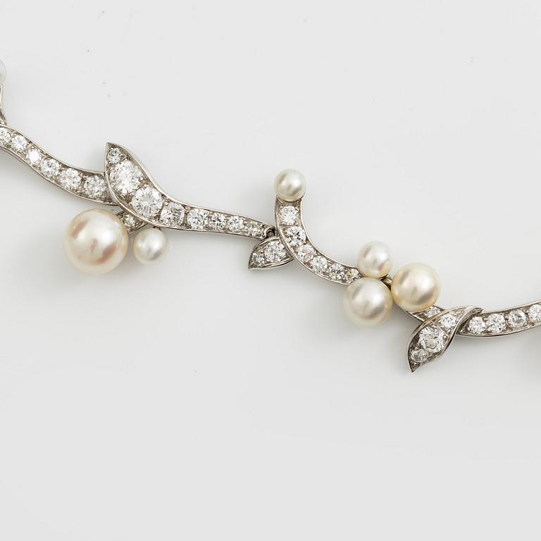 W.A. Bolin collier platina med odlade pärlor och runda briljantslipade  diamanter.