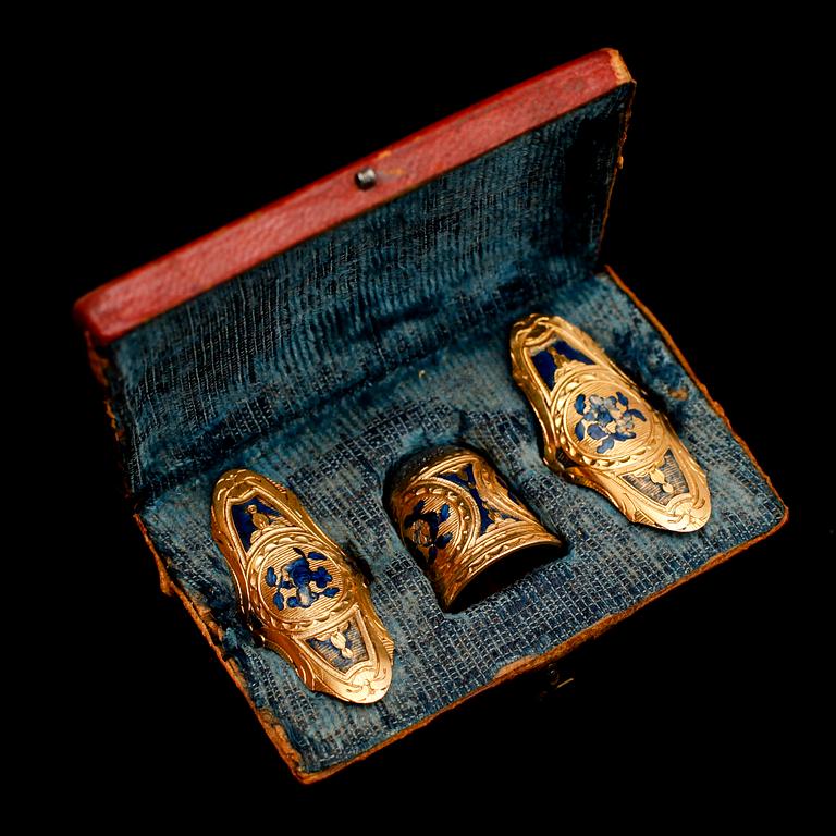A 18th century gold and enamel sewing-kit, unmarked.