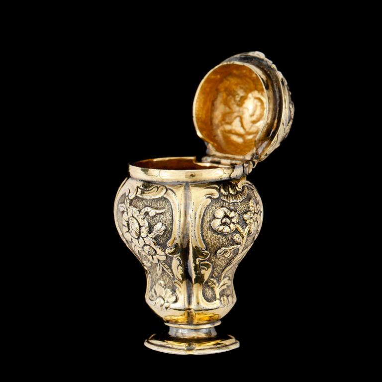 LUKTDOSA, förgyllt silver, oidentifierad mästare, Sverige, 1700-talets andra hälft. Vikt 25,5g.