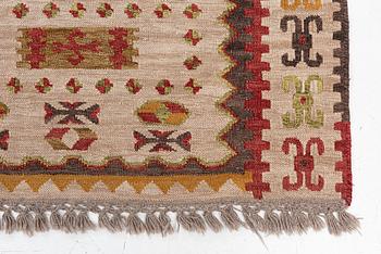 A Kilim carpet, c. 305 x 250 cm.