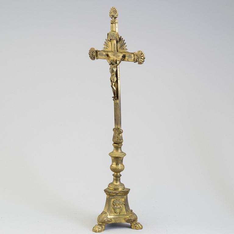AN 18TH CENTURY BRONZE CRUCIFIX.