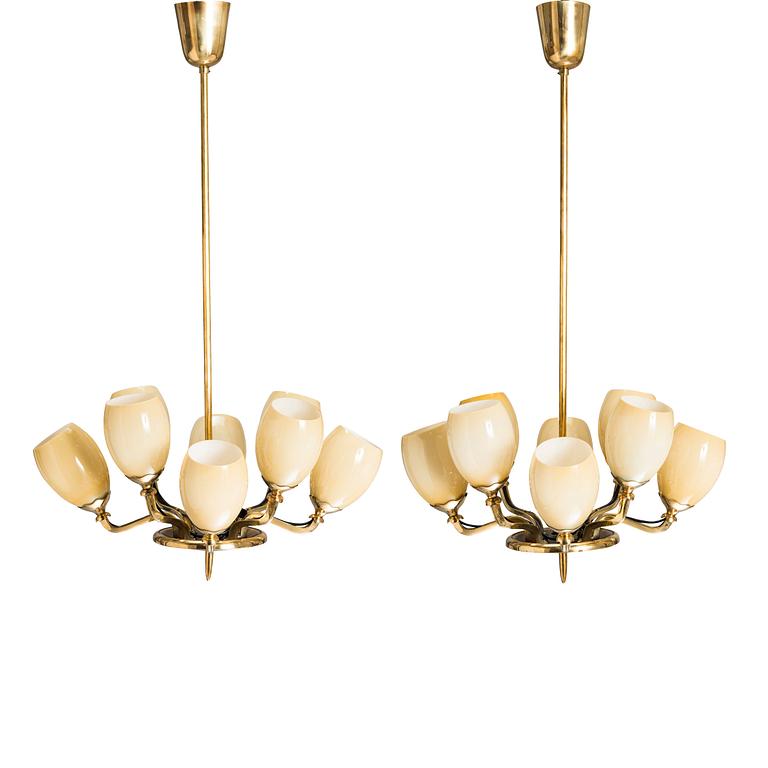 Paavo Tynell, a pair mid-20th century '1382' chandeliers for Idman.
