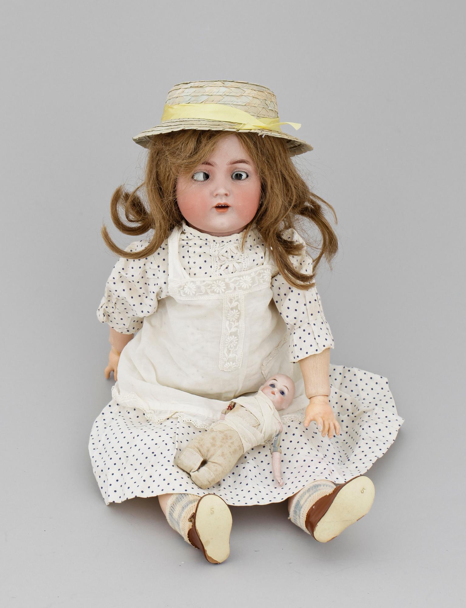 DOCKA med  KLÄDER, märkt Halbig. 1910-tal.