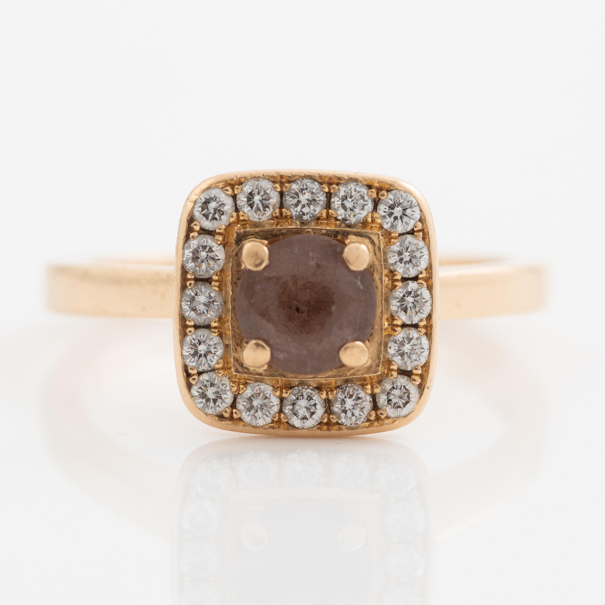 Ring 18K gold with a brown stone and round brilliant-cut diamonds.
