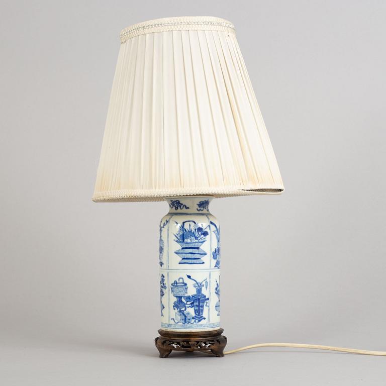 Vas/bordslampa, porslin. Qingdynastin, Kangxi (1662-1722).